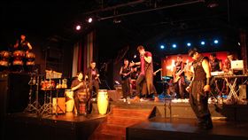 傳統鼓樂飄搖滾風　老糖廠音樂祭揭序幕十鼓文創在百年糖廠改建的十鼓仁糖文創園區舉辦「囪擊音樂祭」，將由法國流行樂團阿菊克（AJUQ）與十鼓手合鐵鼓樂團合演揭開序幕。中央社記者楊思瑞攝　108年7月19日