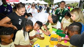 NBA／有愛！柯瑞夫婦創兒童基金會
NBA,金州勇士,Stephen Curry,Ayesha Curry,慈善
翻攝自推特