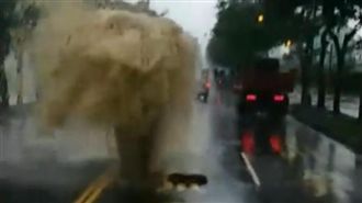 影／馬路現噴泉　網：發大財噴石油