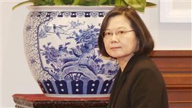 回應習近平談話　蔡總統：台灣絕不接受一國兩制總統蔡英文（圖）2日下午在總統府召開記者會，發表近6分鐘談話回應中國國家主席習近平告台灣同胞書40週年對台談話，重申台灣絕對不會接受一國兩制，絕大多數台灣民意也堅決反對一國兩制。中央社記者郭日曉攝　108年1月2日