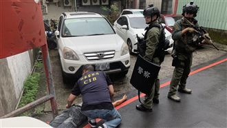 惡煞假扮刑警　持搜索票搶劫65萬元