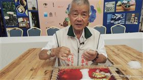 國寶級師傅林玉泉展示刺繡技藝國寶級傳統刺繡師傅林玉泉19日到台中市出席工藝博覽會，會中展示刺繡技藝，穿針引線靈活自如。中央社記者郝雪卿攝　108年7月19日