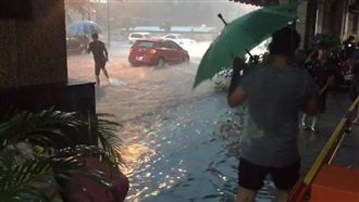 打臉韓國瑜清淤有功！神農路又淹了