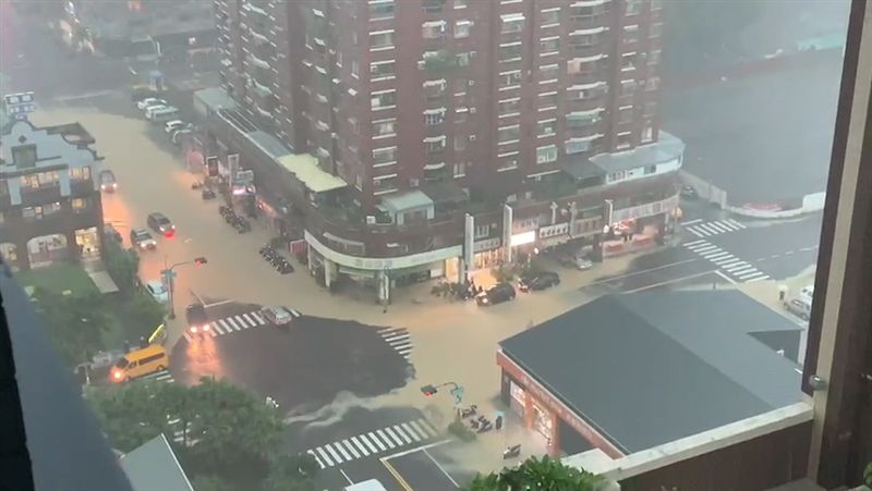 韓粉直播證治水有功！結果高雄淹大水