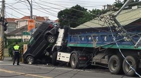 騰空懸起45度！砂石車失控大車禍　壓扁轎車再撞飛休旅車（圖／翻攝畫面）