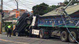 今晚送肉粽！聯結車前一天失控撞電桿