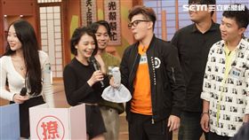 來賓孫生拿出大絕招，用毛巾摺出害羞圖狀。
來賓凡清狂吞三顆貢丸，簡直用生命在撩妹。
主持人庹宗康與來賓們合照。