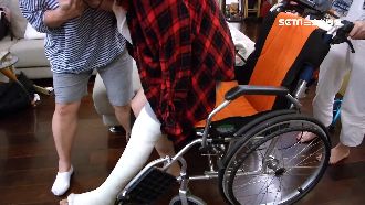 轉彎疑慘遇洗車水！女騎士摔重傷險癱