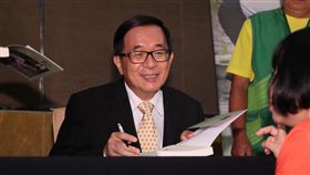 陳水扁北上出席簽書活動「台灣北社18週年募款餐會暨前總統陳水扁簽書會」19日在內湖大直典華舉行，前總統陳水扁取得中監許可後出席，為支持者簽書留念。中央社記者吳家昇攝　108年7月19日