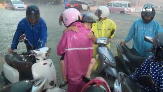 只是想回家…機車拋錨母抱子受困雨中