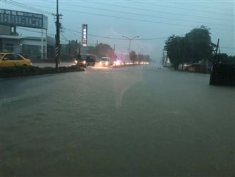 韓才自誇政績就破功！神農路水淹漫漫