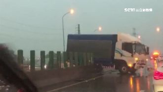 豪雨路滑！台88線貨車失控卡分隔島