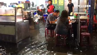 雨襲北港！民眾吃飯困路邊　水淹腳踝
