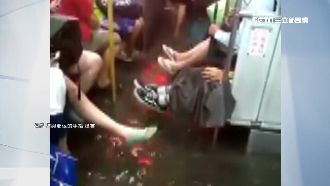 水淹公車現抬腳奇景　韓喊零災害破功