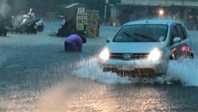 氣象局統計，高屏地區19日累積雨量都超過200毫米，預估晚間到20日清晨中南部地區仍易有局部短時強降雨，有大雨或豪雨機率。圖為高雄市午後大雨造成多處發生積淹水情形。