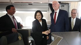 蔡總統專機抵達丹佛　莫健接機（2）總統蔡英文（左2）出訪加勒比海4個友邦後，回程過境美國丹佛。班機抵達後，美國在台協會主席莫健（James Moriarty）（右2）、駐美代表高碩泰（右）等人上專機迎接蔡總統。中央社記者張新偉攝 108年7月19日