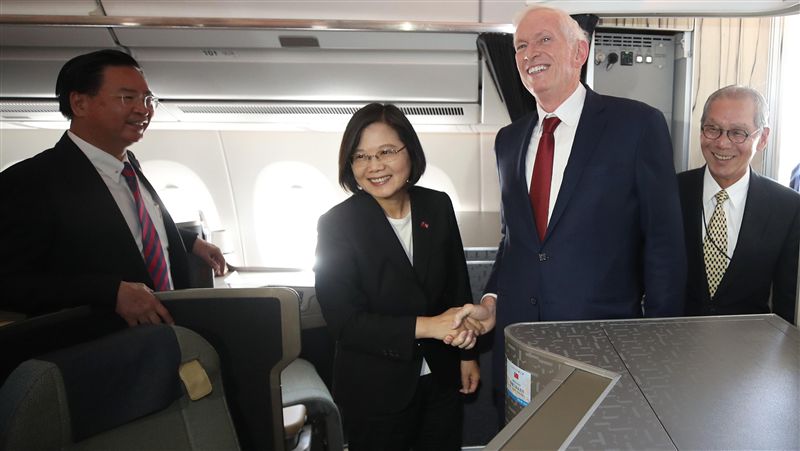 蔡英文抵達丹佛　莫健登機握手寒暄