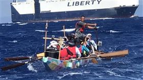 為台灣盡心力　港人頂寒風搏惡浪（1）香港龍舟師傅「阿康」胡梓康（掌舵者）率領的龍舟隊9日從屏東划向蘭嶼，途中碰到一艘國際貨輪，貨輪上寫著「LIBERTY」，他說，這反映出他當下的心情，因「此時的香港人正抗議香港政府推動修訂逃犯條例」，爭取自由。（阿康提供）中央社記者盧太城台東傳真　108年6月15日