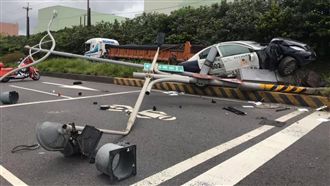 警為閃車擦撞砂石車　飛分隔島撞路燈