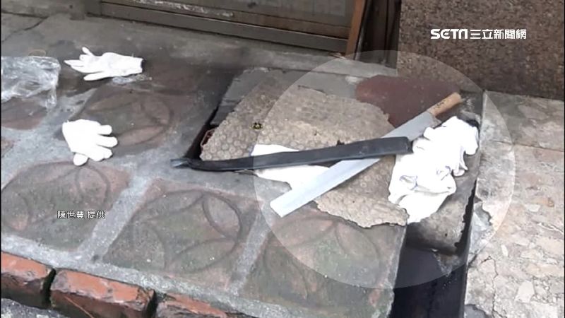 雜貨店前擺「西瓜刀」　真相曝光笑翻
