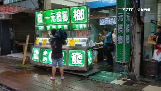 趁雨打劫檳榔攤！雨衣怪客持刀搶萬元