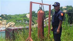 金門大膽島上駐軍每逢有船入港，就會敲鐘警示。島上派出所執勤員警潘明祥（圖）說，每天抱持觀光心情工作，樂在其中，不會「當一天和尚敲一天鐘」。