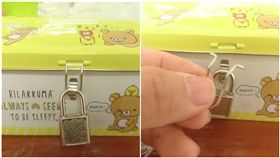 許多父母喜歡教小孩把錢存進撲滿，讓他們從小養成儲蓄的習慣。一名網友就在臉書社團發文，表示她看到姪女有一個上鎖的鐵盒，疑似就是用來存錢的，因此他突然想試試看自己以前「挖豬公」的能力是否還在，於是就動手解鎖，想不到只花1秒就成功。而他破解鎖頭的方法則讓不少人都相當吃驚，也有人看完笑說原來這就是「家賊難防」。（圖／翻攝自爆廢公社）