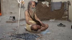 印度,世界最臭男子,算命,兒子,火浴。(圖/翻攝自每日頭條)