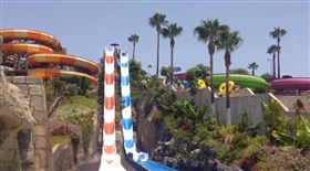 玩滑水道…子宮炸裂7公分！水流狂灌人妻下體「鮮血直流」（圖／翻攝自YouTube）