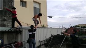 移民署台南市專勤隊日前赴彰化突襲一座老舊房舍，查獲14名印尼籍非法移工，當下為躲避查緝，有涉案移工還企圖跳窗逃逸，仍難逃法網。