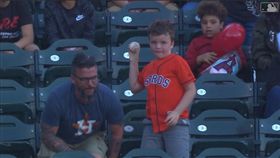 ▲爸爸撿到全壘打球被兒子丟回去。（圖／翻攝自MLB官網）