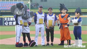 東映動畫董事長宇田川英昭開球。（圖／中信兄弟提供）