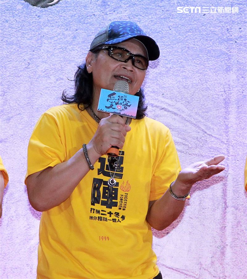 三立總經理張榮華頒發「感謝相挺一世人」匾額給主持人沈文程。（記者邱榮吉/攝影）