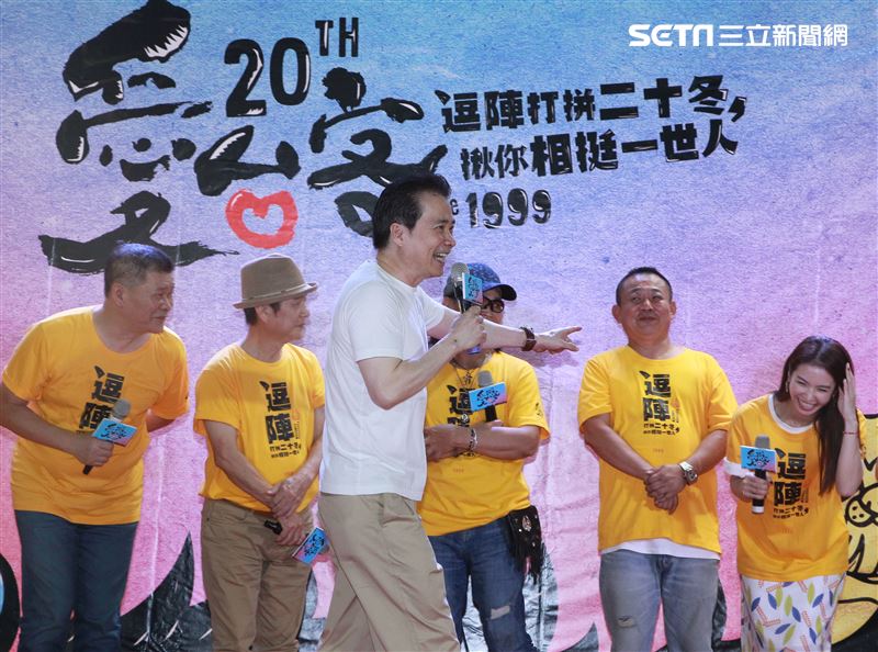 三立總經理張榮華頒發「感謝相挺一世人」匾額給主持人。（記者邱榮吉/攝影）
