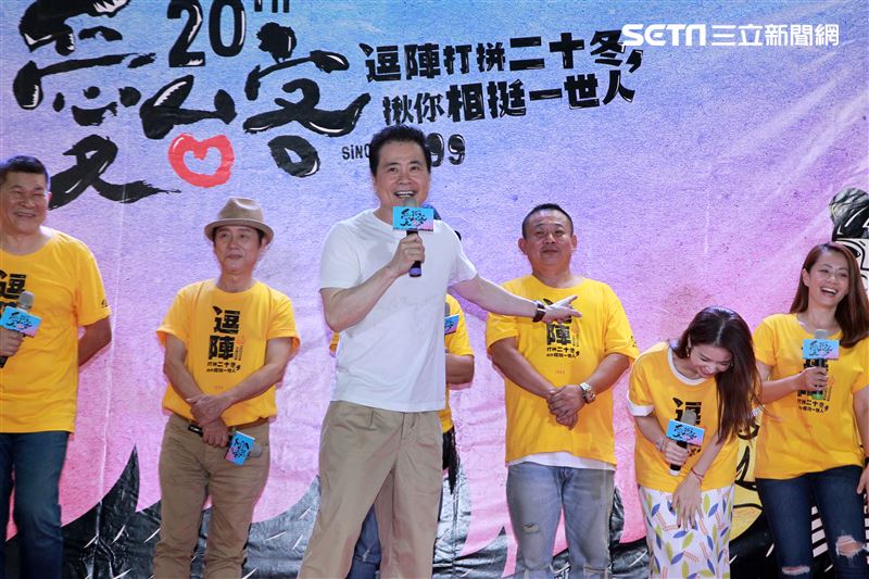 三立總經理張榮華頒發「感謝相挺一世人」匾額給主持人。（記者邱榮吉/攝影）