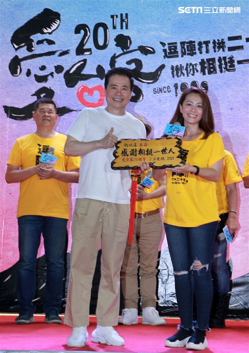 三立總經理張榮華頒發「感謝相挺一世人」匾額給主持人柯以柔。（記者邱榮吉/攝影）
