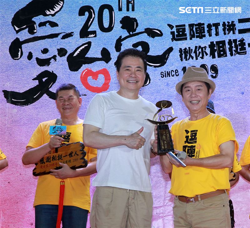 三立總經理張榮華頒發「感謝相挺一世人」匾額給主持人黃西田。（記者邱榮吉/攝影）