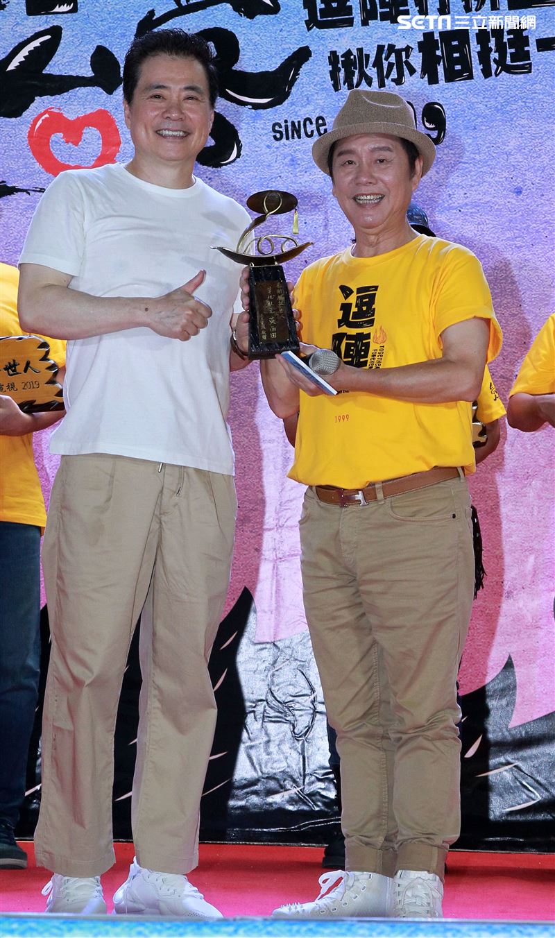 三立總經理張榮華頒發「感謝相挺一世人」匾額給主持人黃西田。（記者邱榮吉/攝影）
