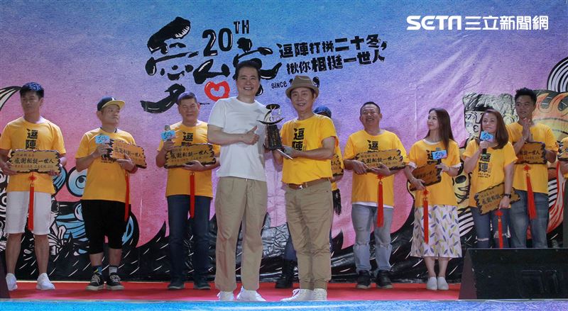 三立總經理張榮華頒發「感謝相挺一世人」匾額給主持人黃西田。（記者邱榮吉/攝影）