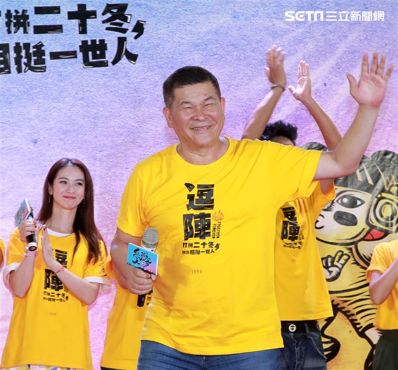 三立總經理張榮華頒發「感謝相挺一世人」匾額給主持人澎恰恰。（記者邱榮吉/攝影）