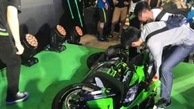 88.8萬Kawasaki新車「重機展舞台原地轉倒」網笑：最速賀成交(圖/翻攝自MotoGP Taiwan Fan Club臉書)