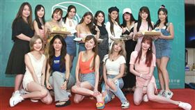 陳香菱一票網紅好姊妹全部到場力挺。（圖／記者邱榮吉攝影）