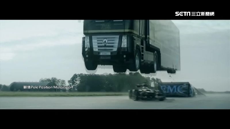 從騰空卡車下鑽過！超神車技驚呆全網