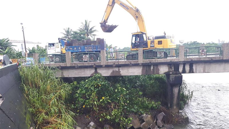 大雨沖刷九如橋翼牆掏空　不影響交通