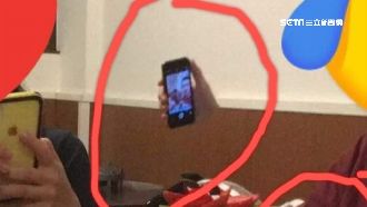 多隻手騰空拿手機　當事人嚇到要收驚