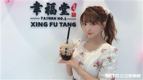 三上悠亞受邀擔任台灣珍珠奶茶品牌一日店長。（圖／三上悠亞提供）