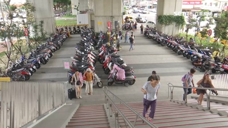 違停無法管？太原車站人行道成停車場