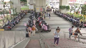 違停無法管？太原車站人行道成停車場