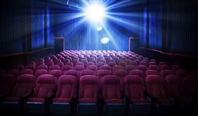 不少人喜歡看午夜場的電影，享受諾大影廳無人干擾的「包場」狀態，但你知道電影院其實經常出現靈異現象嗎？一名網友在臉書社團《鬼靈異公社》發文，寫到自己在電影院上班時遇到的靈異現象，其中包括投影幕出現小朋友的身影、影廳走道飄出莫名嘆氣聲等，都讓人看的毛骨悚然！（圖／翻攝自鬼靈異公社）