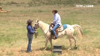 賈德納邀體驗　小英跳上馬喊「咿哈」